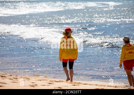 Zwei weibliche australische Surfrescue Rettungsschwimmer am Avalon Beach in Sydney, NSW, Australien Stockfoto