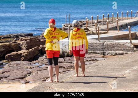 Zwei weibliche australische Surfrescue Rettungsschwimmer am Avalon Beach in Sydney, NSW, Australien Stockfoto