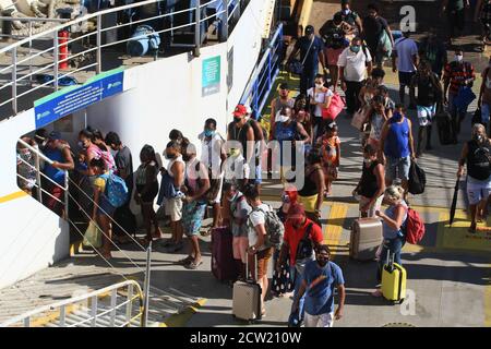 Vera Cruz, Brasilien. 26. Sep, 2020. Stunde Wartezeit für das Boarding, wurde um eine weitere halbe Stunde mehr als erwartet verzögert. Auf dem Foto, Agglomeration, beim Einsteigen in die Dorival Cayme Ferry Boat. Kredit: Mauro Akiin Nassor/FotoArena/Alamy Live Nachrichten Stockfoto