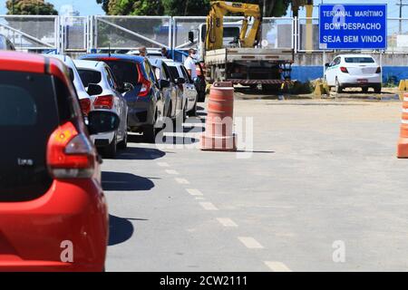 Vera Cruz, Brasilien. September 2020. Bewegung während der Überfahrt mit dem Fährschiff, am Passagierterminal der Schifffahrt, in Bom Despacho, Itaparica Island, (BA). Auf dem Foto, Autos in der Warteschlange für das Einsteigen. Kredit: Mauro Akiin Nassor/FotoArena/Alamy Live Nachrichten Stockfoto