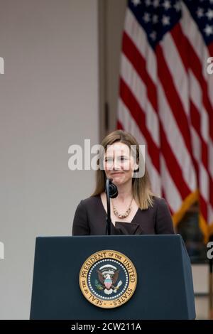 Präsident Donald Trump verkündet Amy Coney Barrett, 48, während einer Zeremonie im Rosengarten im Weißen Haus in Washington, DC, als seine Nominee für das Associate Justice des Obersten Gerichtshofs der Vereinigten Staaten., Samstag, 26. September 2020.Quelle: Rod Lampey/Consolidated News Photos (Verwendung weltweit) Stockfoto