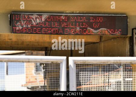 Vera Cruz, Brasilien. 26. Sep, 2020. Stundenanzeige für das Boarding. Ferrey lag noch eine halbe Stunde hinter dem Zeitplan. Kredit: Mauro Akiin Nassor/FotoArena/Alamy Live Nachrichten Stockfoto