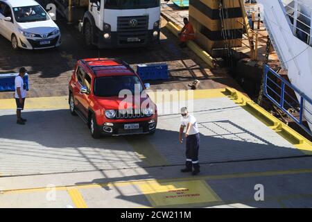 Vera Cruz, Brasilien. September 2020. Bewegung während der Überfahrt mit dem Schiff, am Passagierterminal der Schifffahrt, in Bom Despacho, Insel Itaparica (BA). Autos, die an Bord der Fähre Dorival Cayme Boot Plattform. Kredit: Mauro Akiin Nassor/FotoArena/Alamy Live Nachrichten Stockfoto