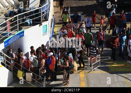 Vera Cruz, Brasilien. 26. Sep, 2020. Stunde Wartezeit für das Boarding, wurde um eine weitere halbe Stunde mehr als erwartet verzögert. Auf dem Foto, Agglomeration, beim Einsteigen in die Dorival Cayme Ferry Boat. Kredit: Mauro Akiin Nassor/FotoArena/Alamy Live Nachrichten Stockfoto