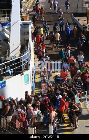 Vera Cruz, Brasilien. 26. Sep, 2020. Stunde Wartezeit für das Boarding, wurde um eine weitere halbe Stunde mehr als erwartet verzögert. Auf dem Foto, Agglomeration, beim Einsteigen in die Dorival Cayme Ferry Boat. Kredit: Mauro Akiin Nassor/FotoArena/Alamy Live Nachrichten Stockfoto