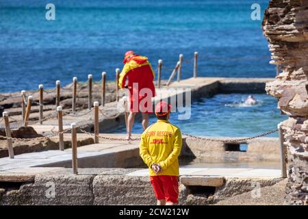 Australische Surfrescue Rettungsschwimmer am Avalon Strand in Sydney Unternehmen Strandpatrouille, Sydney, Australien Stockfoto