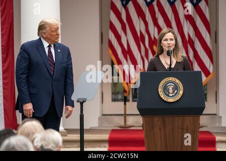 Washington, Usa. September 2020. Richterin Amy Coney Barrett spricht mit Teilnehmern im Rosengarten des Weißen Hauses, nachdem Präsident Donald Trump ihre Nominierung für den Sitz des Obersten Gerichtshofs bekannt gegeben hatte, der von Richterin Ruth Bader Ginsburg in der vergangenen Woche am 26. September 2020 in Washington DC leer gelassen wurde. Der von den Republikanern kontrollierte Senat hat jetzt wenig Zeit, wenn sie sich dafür entscheiden, den Kandidaten vor dem Wahltag zu bestätigen. (Foto von Photo Ken Cedeno/Sipa USA ) Quelle: SIPA USA/Alamy Live News Stockfoto