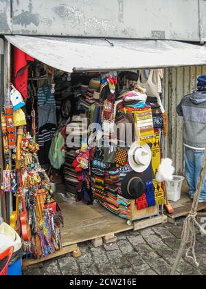 Quito, Ecuador - 2. Dezember 2008: Historische Innenstadt. Nahaufnahme von Stapeln von bunten Produkten an Touristen wie Hut, Textilien, handwerkliche Produkte ausgerichtet Stockfoto