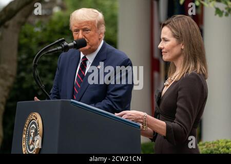 Washington, Usa. September 2020. Richterin Amy Coney Barrett spricht mit Teilnehmern im Rosengarten des Weißen Hauses, nachdem Präsident Donald Trump ihre Nominierung für den Sitz des Obersten Gerichtshofs bekannt gegeben hatte, der von Richterin Ruth Bader Ginsburg in der vergangenen Woche am 26. September 2020 in Washington DC leer gelassen wurde. Der von den Republikanern kontrollierte Senat hat jetzt wenig Zeit, wenn sie sich dafür entscheiden, den Kandidaten vor dem Wahltag zu bestätigen. (Foto von Photo Ken Cedeno/Sipa USA ) Quelle: SIPA USA/Alamy Live News Stockfoto