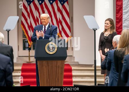 Washington, Usa. September 2020. Richterin Amy Coney Barrett hört zu, als Präsident Donald Trump ihre Nominierung für den Obersten Gerichtshof im Rosengarten des Weißen Hauses ankündigt, nachdem der von der Richterin Ruth Bader Ginsburg in der vergangenen Woche am 26. September 2020 in Washington DC leerstehende Sitz frei gelassen worden war. Der von den Republikanern kontrollierte Senat hat jetzt wenig Zeit, wenn sie sich dafür entscheiden, den Kandidaten vor dem Wahltag zu bestätigen. (Foto von Photo Ken Cedeno/Sipa USA ) Quelle: SIPA USA/Alamy Live News Stockfoto