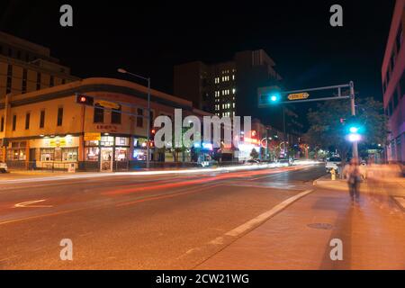Albuquerque USA September 18 2015; Leichte Wege und verwischt die Straßenschilder in der Stadt bei Nacht an der Kreuzung von Central und 5th Avenues auf der Route 66. Stockfoto