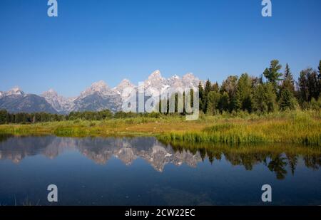 Die klassische Ansicht der Grand Tetons, Schwabacher's Landing, Grand Teton National Park, Wyoming, USA Stockfoto