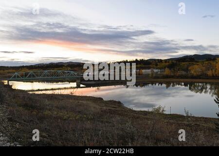 Die Stoney Nations (Nakoda) Stadt Morley Alberta bei Sonnenaufgang Mit dem Bow River, der durch ihn fließt Stockfoto