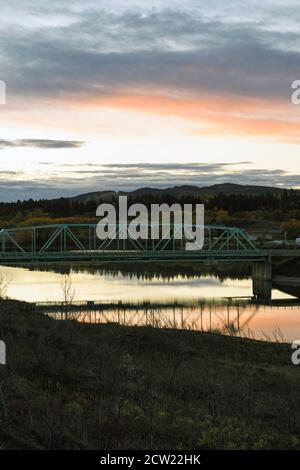 Die Stoney Nations (Nakoda) Stadt Morley Alberta bei Sonnenaufgang Mit dem Bow River, der durch ihn fließt Stockfoto