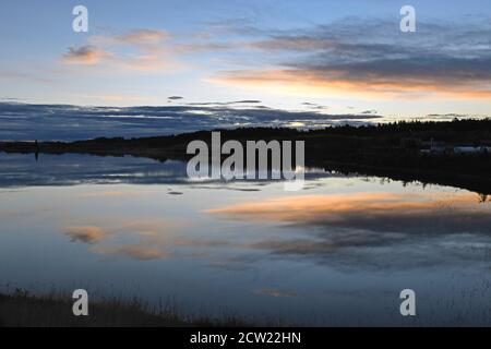 Die Stoney Nations (Nakoda) Stadt Morley Alberta bei Sonnenaufgang Mit dem Bow River, der durch ihn fließt Stockfoto