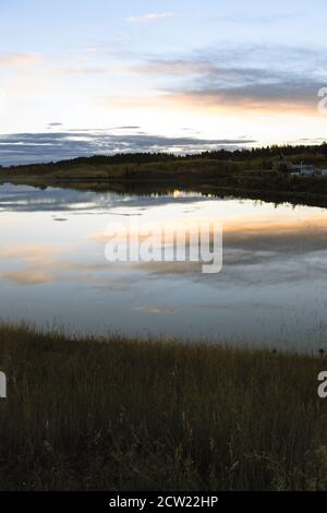 Die Stoney Nations (Nakoda) Stadt Morley Alberta bei Sonnenaufgang Mit dem Bow River, der durch ihn fließt Stockfoto