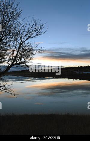 Die Stoney Nations (Nakoda) Stadt Morley Alberta bei Sonnenaufgang Mit dem Bow River, der durch ihn fließt Stockfoto