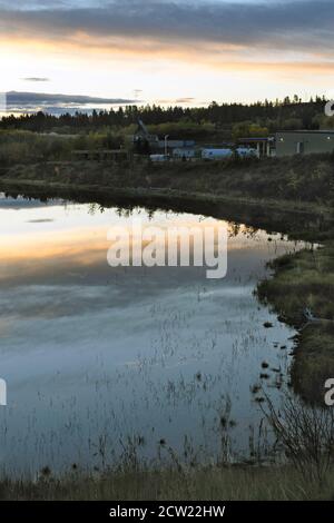 Die Stoney Nations (Nakoda) Stadt Morley Alberta bei Sonnenaufgang Mit dem Bow River, der durch ihn fließt Stockfoto