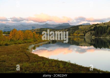 Die Stoney Nations (Nakoda) Stadt Morley Alberta bei Sonnenaufgang Mit dem Bow River, der durch ihn fließt Stockfoto