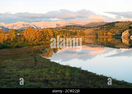 Die Stoney Nations (Nakoda) Stadt Morley Alberta bei Sonnenaufgang Mit dem Bow River, der durch ihn fließt Stockfoto