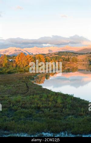 Die Stoney Nations (Nakoda) Stadt Morley Alberta bei Sonnenaufgang Mit dem Bow River, der durch ihn fließt Stockfoto