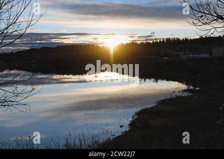 Die Stoney Nations (Nakoda) Stadt Morley Alberta bei Sonnenaufgang Mit dem Bow River, der durch ihn fließt Stockfoto