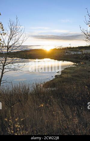 Die Stoney Nations (Nakoda) Stadt Morley Alberta bei Sonnenaufgang Mit dem Bow River, der durch ihn fließt Stockfoto