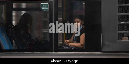 Belgrad, Serbien - 25. September 2020: Frau sitzt und reitet auf einem Fensterplatz eines fahrenden Busses, von außen Stockfoto