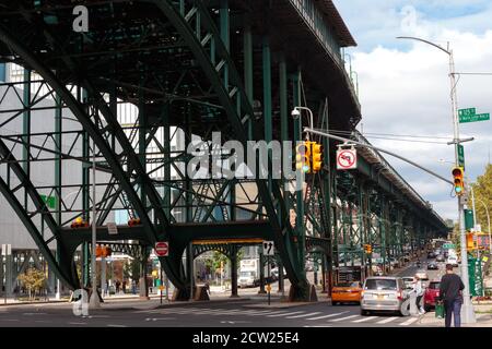 Straßenszene unter der erhöhten U-Bahn-Station Gleise bei w 125th Street und Broadway in Harlem Stockfoto