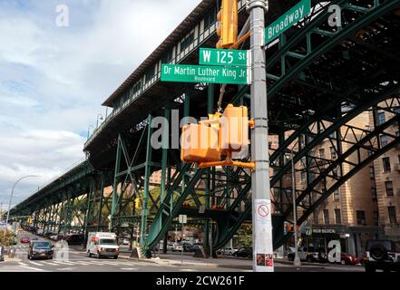 Straßenszene unter der erhöhten U-Bahn-Station Gleise bei w 125th Street und Broadway in Harlem Stockfoto