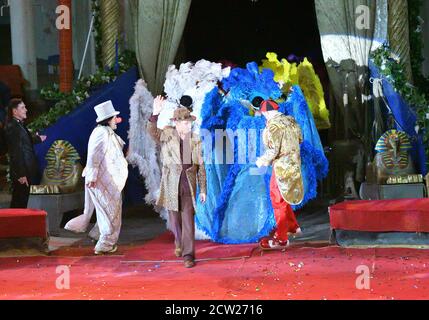 Orenburg, Russland - 12. Oktober 2019 Jahr: Clowns treten in der Zirkusarena auf Stockfoto