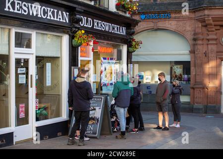 Keswick, Cumbria, Großbritannien. September 2020. Mit der R-Zahl steigt das Leben geht auf i Keswick in der englischen Lake District, die stark abhängig von der Gastfreundschaft Handel und Tourismus Credit: PN News/Alamy Live News Stockfoto