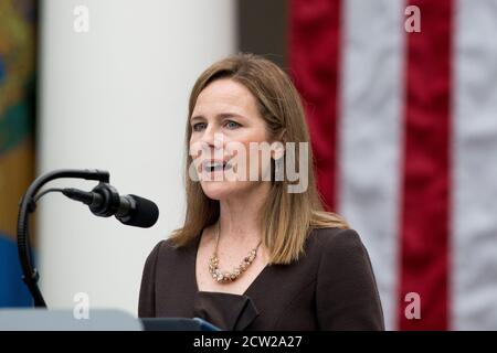 Präsident Donald Trump verkündet Amy Coney Barrett, 48, während einer Zeremonie im Rosengarten im Weißen Haus in Washington, DC, als seine Nominee für den Associate Justice des Obersten Gerichtshofs der Vereinigten Staaten., Samstag, 26. September 2020.Quelle: Rod Lampey/Consolidated News Photos /MediaPunch Stockfoto