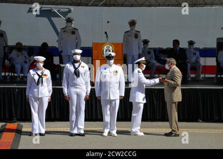 Port Canaveral, Brevard County, Florida, USA. September 26, 2020. Delbert D. Black, der neueste Geführte Raketenzerstörer der US Navy, wurde „zum Leben gerufen“ und bei einer Inbetriebnahmezeremonie bemannt, an der eine begrenzte Anzahl von gesichtsmaskierten Gästen aufgrund der Covid-19 Pandemie teilnahm. Frau IMA J. Black die 99-jährige Schiffssponsor gab die Hauptadresse, die nach ihrem verstorbenen Ehemann benannt ist, der der erste Master Chief Petty Officer der Marine war. Kredit: Julian Leek/Alamy Live Nachrichten Stockfoto