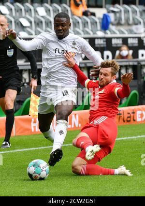 Mönchengladbach, Deutschland. September 2020. Marcus Thuram (L) aus Mönchengladbach steht mit Christopher Lenz von Union Berlin bei einem Bundesliga-Spiel zwischen Borussia Mönchengladbach und dem FC Union Berlin am 26. September 2020 in Mönchengladbach. Quelle: Ulrich Hufnagel/Xinhua/Alamy Live News Stockfoto