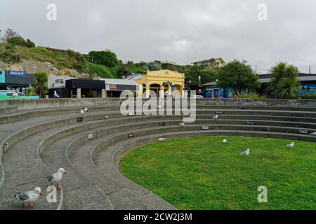 Kaikoura, Kaikoura District/Neuseeland - 23. August 2020: Lyell Creek, kreisförmiger Betonflutwasserschutz, Kaikoura, Neuseeland. Stockfoto