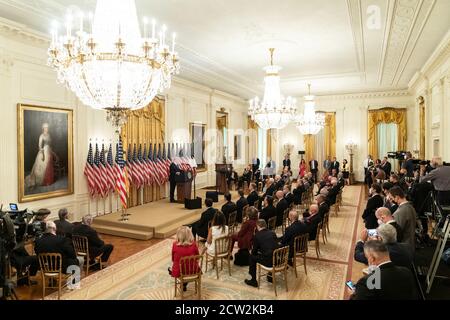 Washington, Vereinigte Staaten Von Amerika. September 2020. Präsident Donald J. Trump hält Bemerkungen während einer Veranstaltung zu Ehren Bay of Pigs Veterans Mittwoch, 23. September 2020, im East Room des Weißen Hauses Menschen: Präsident Donald Trump Kredit: Storms Media Group/Alamy Live News Stockfoto