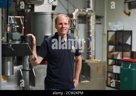 16. September 2020, Brandenburg, Golßen: Christian Behrendt, Geschäftsführer der Kanowmühle Sagritz. Das Unternehmen mit zehn Mitarbeitern produziert mehr als 20 verschiedene kaltgepresste und ungefilterte Speiseöle. Die Produktion erfolgt nach traditioneller Handwerkstechnik mit modernen Stanzpressen. Die Leinöl-Samen werden von Landwirten in der Region geliefert. Foto: Soeren Sache/dpa-Zentralbild/ZB Stockfoto