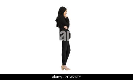 Lächelnde arabische Geschäftsfrau trägt Hijab posiert für die Kamera o Stockfoto