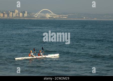 Team von fit Männer paddeln Kajak in der Bucht von Durban, Südafrika, Landschaft, Menschen, Sport, Abenteuer, Teamwork, Kanusport, Fitness, Seascape, Boot Stockfoto