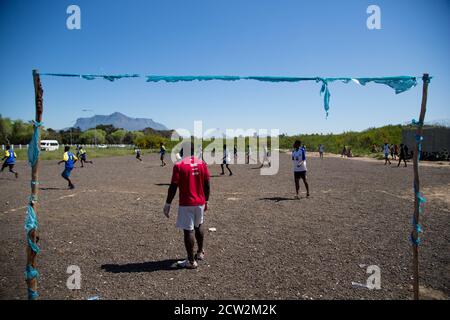 Kapstadt, Südafrika. September 2020. In einem Flüchtlingslager in Kapstadt spielen Menschen Fußball.aufgrund fremdenfeindlicher Gewalt wurden viele Ausländer von der Stadt Kapstadt in die Lager von Kensington und Bellville verlegt, als die Pandemie Covid-19 das Land in Mitleidenschaft zog. Kredit: SOPA Images Limited/Alamy Live Nachrichten Stockfoto