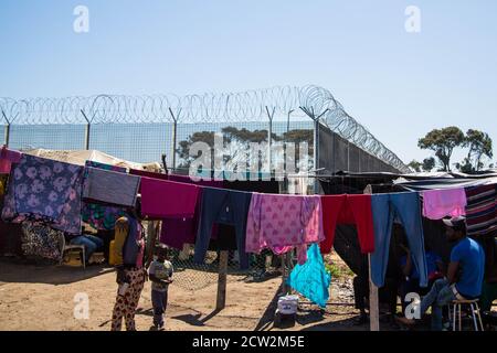 Kapstadt, Südafrika. September 2020. Nach der Verlegung werden Menschen in einem Flüchtlingslager in Kapstadt gesehen.aufgrund fremdenfeindlicher Gewalt wurden viele Ausländer in die Lager von Kapstadt nach Kensington und Bellville verlegt, als die Covid-19-Pandemie das Land in Mitleidenschaft zog. Kredit: Thabo Jaiyesimi/SOPA Images/ZUMA Wire/Alamy Live Nachrichten Stockfoto