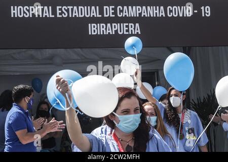 Sao Paulo. September 2020. Das Gesundheitspersonal feiert die Schließung eines temporären Krankenhauses am Ibirapuera Gymnasium in Sao Paulo, Brasilien am 26. September 2020. Das Krankenhaus soll am 30. September offiziell geschlossen werden. Quelle: Rahel Patrasso/Xinhua/Alamy Live News Stockfoto