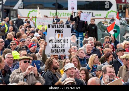 London, Großbritannien. September 2020. Massen von Demonstranten während der ‘Wir stimmen nicht zu' Proteste im Trafalgar Square London gegen Lockdown, Social Distancing, Track and Trace & Tragen von Gesichtsmasken. Kredit: SOPA Images Limited/Alamy Live Nachrichten Stockfoto