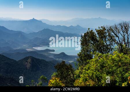 Berglandschaft von Serra do Mar (Sea Ridge) Und Teilansicht der Carioca Bucht sah von Pedra da Macela Aussichtspunkt in Serra da Bocaina Park Stockfoto