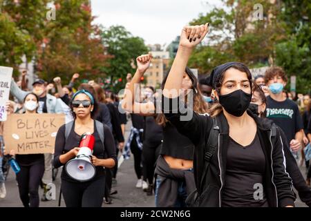 Washington, DC, USA, 26. September 2020. Im Bild: Demonstranten, die am Marsch für Gerechtigkeit teilnehmen, heben ihre Fäuste und tragen Zeichen zur Unterstützung von Black Lives. Der Marsch für Gerechtigkeit ist ein wöchentlicher Protest gegen Polizeibrutalität und Machtmissbrauch. Es wird von DC-Protesten veranstaltet, einer der vielen Organisationen, die nach dem Mord an George Floyd gegründet wurden. Kredit: Allison C Bailey/Alamy Live Nachrichten Stockfoto