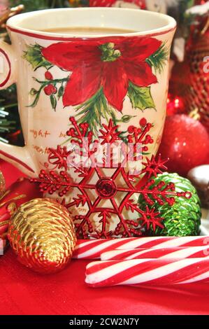 Tasse heiße Schokolade mit Weihnachtsbonbons Stockfoto