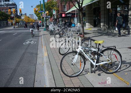Toronto, Kanada - 25. September 2020: Große Städte wie Toronto fördern Radfahren als umweltfreundliches Verkehrsmittel. Stockfoto