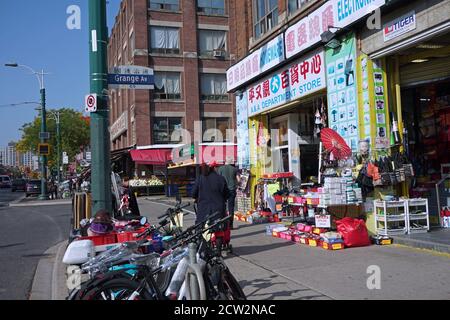 Toronto, Kanada - 25. September 2020: Toronto hat eine große Einwandererbevölkerung und ein großes und buntes Zentrum ethnischen Einkaufsviertel, mit Chines Stockfoto