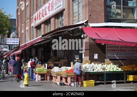 Toronto hat eine große Immigrantenbevölkerung und ein großes und farbenfrohes ethnisches Einkaufsviertel in der Innenstadt mit chinesischen Geschäften und Gehwegdisplays. Stockfoto